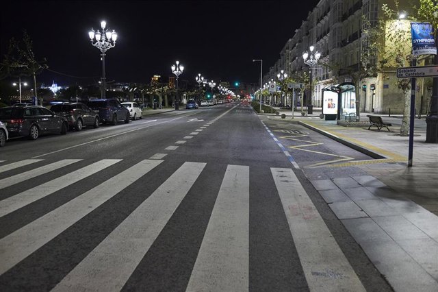 Paseo Pereda segunda noche de toque de queda, en Santander.Archivo
