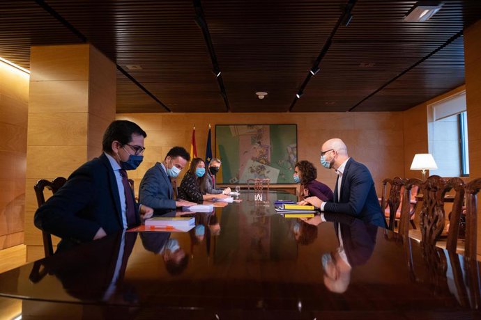 La ministra de Hacienda, María Jesús Montero, y el secretario de Estado de Derechos Sociales, Nacho Álvarez, se reúnen en el Congreso de los Diputados con los dirigentes de Ciudadanos Edmundo Bal, Marina Bravo, Carlos Cuadrado y José María Espejo-Saaved