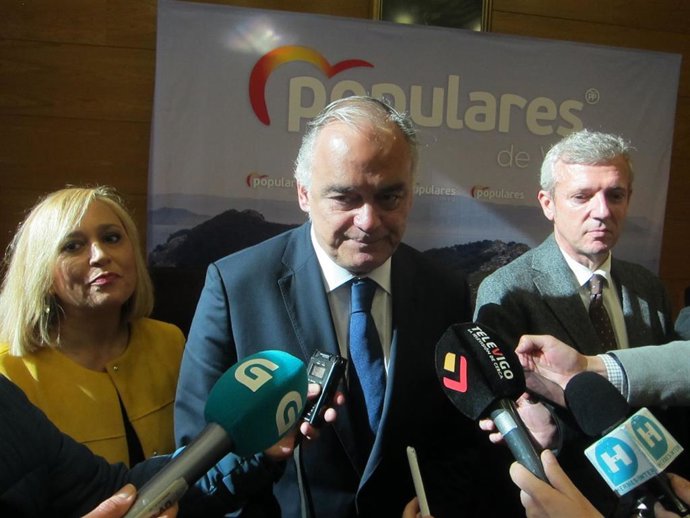 La candidata del PP a la Alcaldía de Vigo, Elena Muñoz, el candidato a las elecciones europeas y vicepresidente del Grupo Popular Europeo (PPE), Esteban González Pons; y el vicepresidente de la Xunta, Alfonso Rueda, este lunes en Vigo