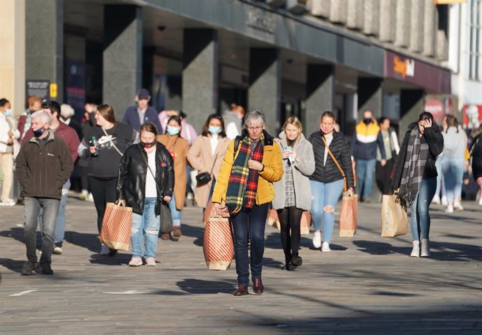 04 November 2020, England, Newcastle: Shoppers are seen in Northumberland Street ahead of a national lockdown for England from Thursday due to an increase in the coronavirus cases. Photo: Owen Humphreys/PA Wire/dpa