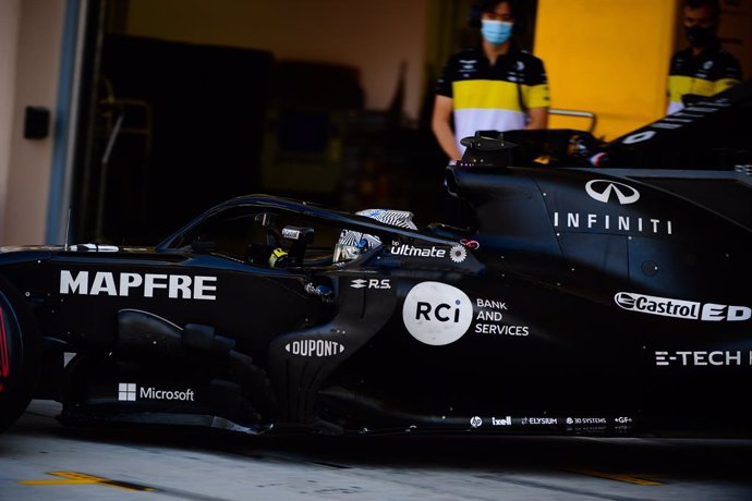 Fernando Alonso exprime el circuito de Baréin con el Renault RS18