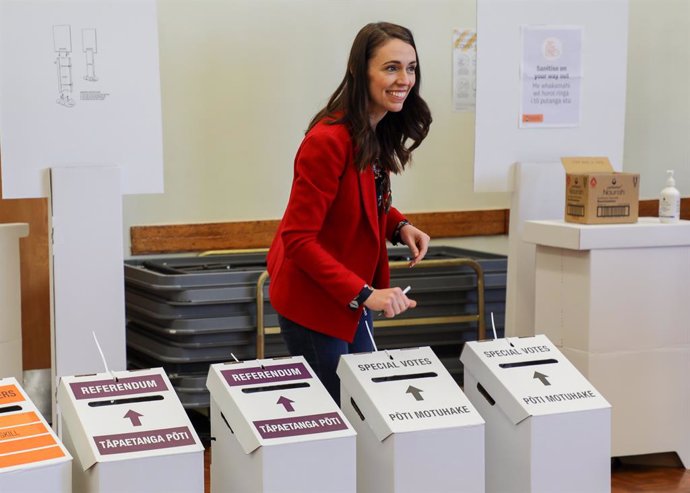 La primera ministra de Nueva Zelanda, Jacinda Ardern, acude a votar durante la jornada electoral de las pasadas elecciones del 17 de octubre.