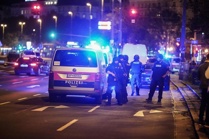 Agentes de la Policía austriaca tras el atentado ejecutado el 2 de noviembre en la capital de Austria, Viena