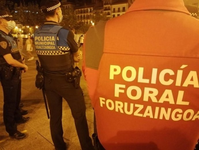 Agentes de la Policía Municipal de Pamplona y de la Policía Foral, en las calles de Pamplona.
