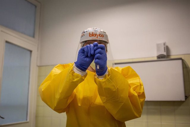 Una sanitaria sostiene uno de los test rápidos de antígenos de detección de coronavirus que durante la jornada de hoy ha utilizado en el Centro de Atención Primaria CAP Manso, en Barcelona, Catalunya (España), a 21 de octubre de 2020