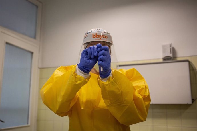 Una sanitaria sostiene uno de los test rápidos de antígenos de detección de coronavirus que durante la jornada de hoy ha utilizado en el Centro de Atención Primaria CAP Manso, en Barcelona, Catalunya (España), a 21 de octubre de 2020