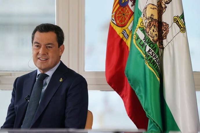 Juanma Moreno, este viernes, durante la entrevista