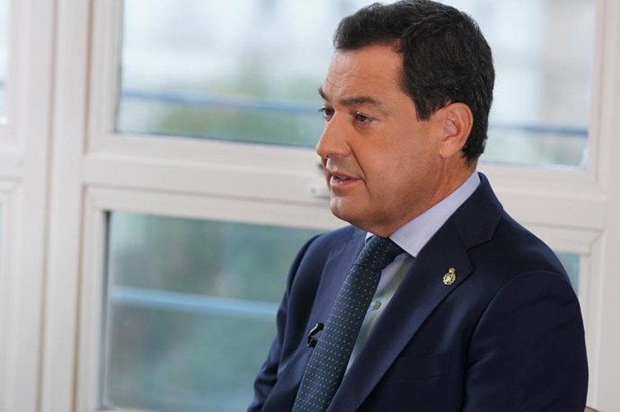 Juanma Moreno, este viernes, durante la entrevista