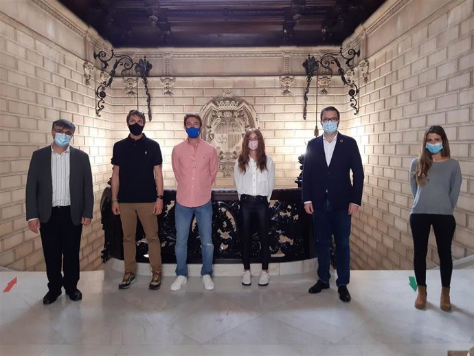 El alcalde de Palma, José Hila, con representantes del servicio de socorrismo.