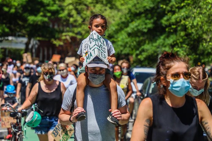 Familias en una manifestación del movimiento Black Lives Matter en Nueva York