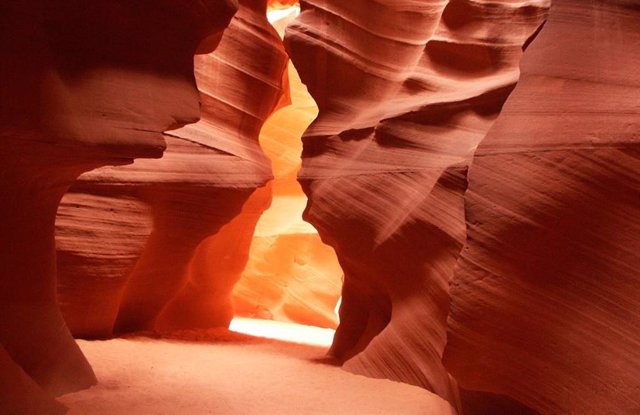 Estratificación cruzada en areniscas, en el cañón del Antílope, Arizona