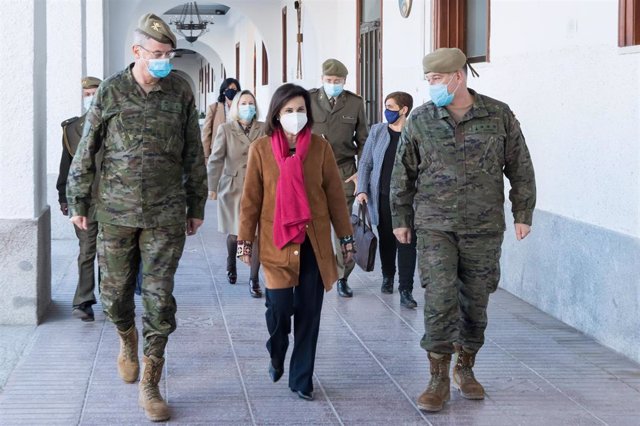 La ministra de Defensa, Margarita Robles, en una visita a una Unidad de Vigilancia Epidemiológica