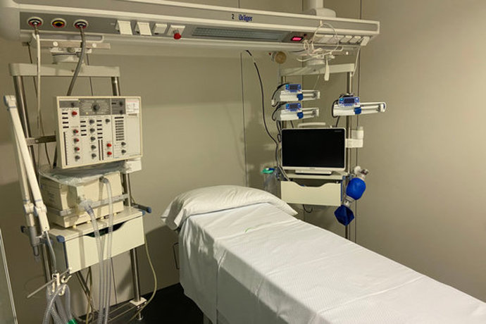 Pla general d'una de les UCI de l'Hospital d'Olot en una imatge d'arxiu cedida a l'ACN el 6 de novembre de 2020 (Horitzontal)