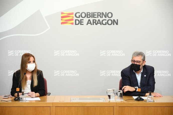 La consejera de Ciencia, Universidad y Sociedad del Conocimiento del Gobierno de Aragón, Maru Díaz, y el rector en funciones de la Universidad de Zaragoza, José Antonio Mayoral.
