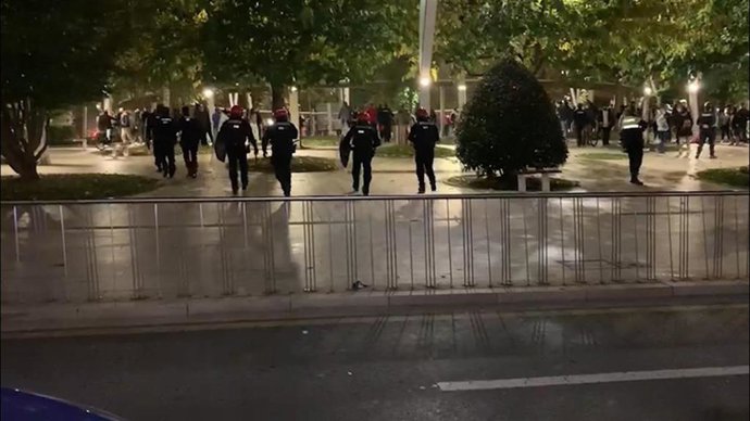 Agentes de la Ertzaintza al inicio de la protesta 'negacionista' en Bilbao.
