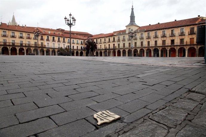 Logo de la Red de Juderías de España en la plaza Mayor de León.