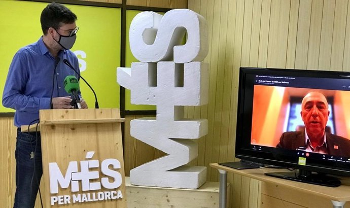 El coordinador general de MÉS, Antoni Noguera, en rueda de prensa, acompañado telemáticamente del diputado de Compromís en el Congreso, Joan Baldoví.