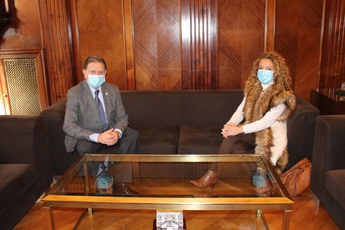 El alcalde de Oviedo, Alfredo Canteli, y la presidenta del PP de Asturias, Teresa Mallada, se reúnen en el Ayuntamiento de Oviedo. 