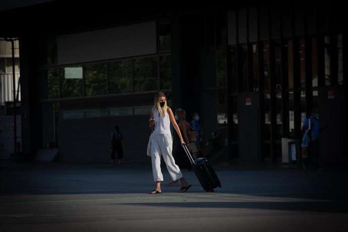 Una mujer con maleta, foto de archivo