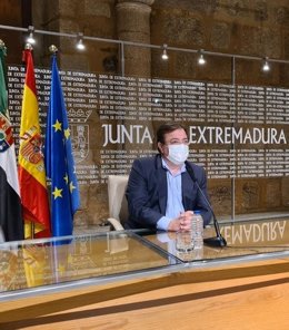 El presidente de la Junta de Extremadura, Guillermo Fernández Vara, en rueda de prensa