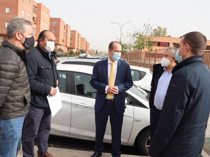 El alcalde de Guadalajara, Alberto Rojo, en el barrio Manantiales.