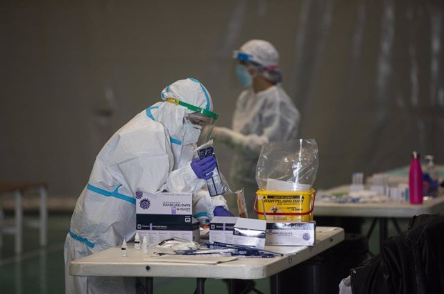 Sanitarios trabajando durante las pruebas de cribado de covid-19 con test de antígenos en pabellones deportivos de la ciudad. En el Pabellón Deportivo Pino Montano. En Sevilla (Andalucía, España), a 28 de octubre de 2020.