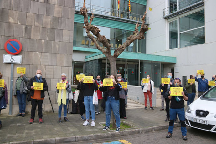 Pla general dels concentrats davant dels Jutjats de Figueres donant suport als quinze investigats aquest divendres 6 de novembre. (Horitzontal)