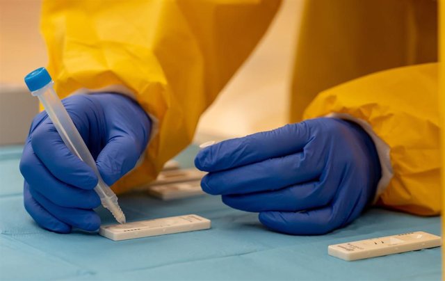 Una sanitaria atiende a una mujer durante las pruebas de cribado de covid-19 con test de antígenos en el pabellón deportivo de 'El Paraguas'. En Sevilla (Andalucía, España), a 28 de octubre de 2020.