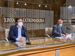 Fernández Vara junto a Pedro Calderón en la rueda de prensa.