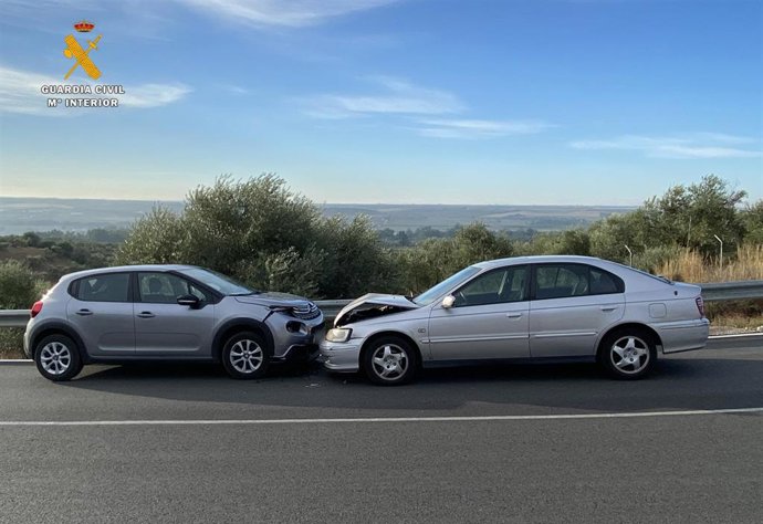 Los coches tras la colisión frontal en la carretera A-431 antigua, a la altura de Almodóvar del Río
