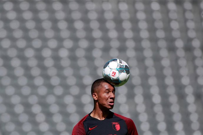 El defensa del Augsburgo Felix Uduokhai