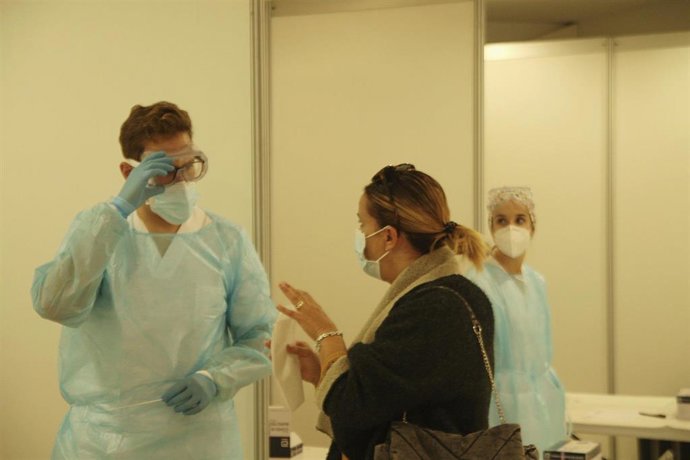 Un trabajador sanitario habla con una paciente, foto de archivo
