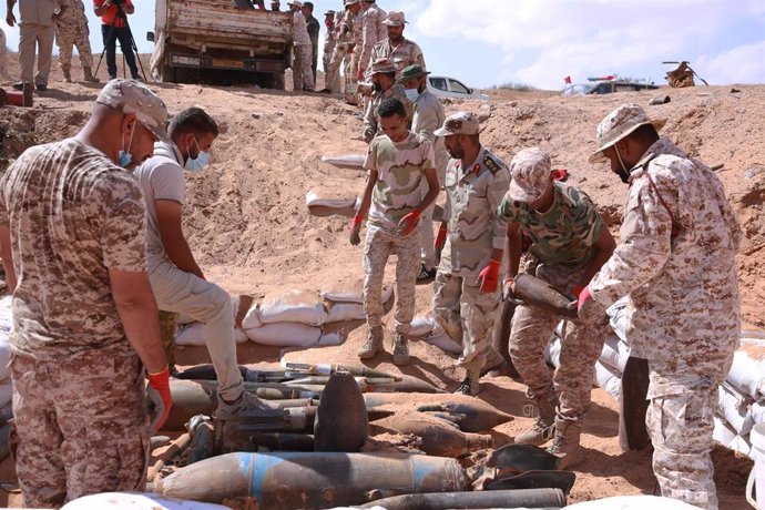 Militares del Gobierno de Libia retiran munición
