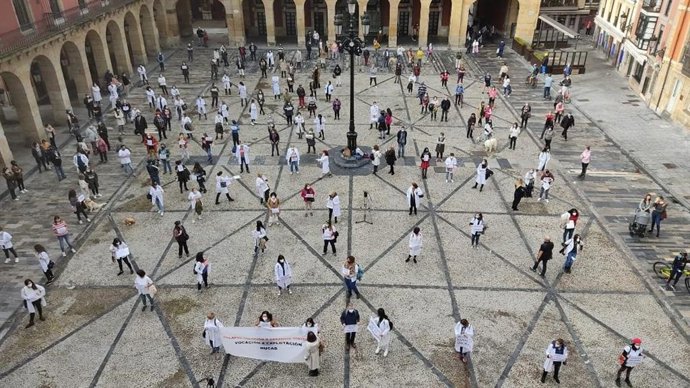 Concentración de profesionales sanitarios en la plaza Mayor de Gijón