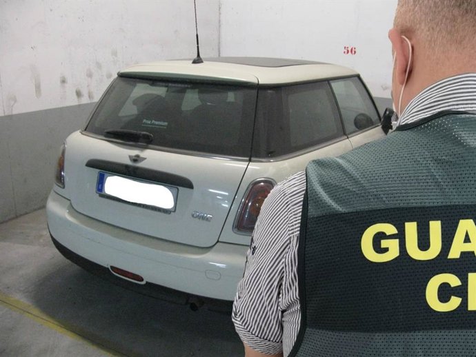 Imagen de uno de los coches sustraidos y recuperados por el Instituto Armado.