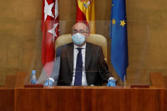 El presidente de la Cámara Regional, Juan Trinidad, durante el pleno celebrado este jueves en la Asamblea de Madrid, en una sesión marcada por la petición de la Comunidad de Madrid de avanzar a la fase 1 de la desescalada, en Madrid (España), a 21 de mayo