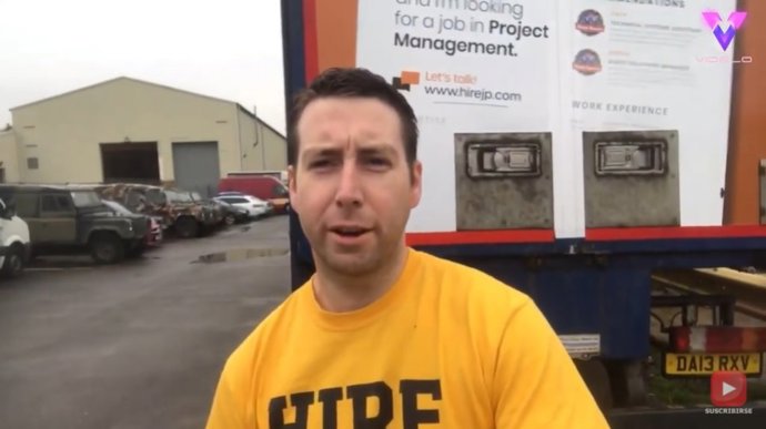 Este hombre encuentra trabajo poniendo su curriculum en la parte trasera de un camión