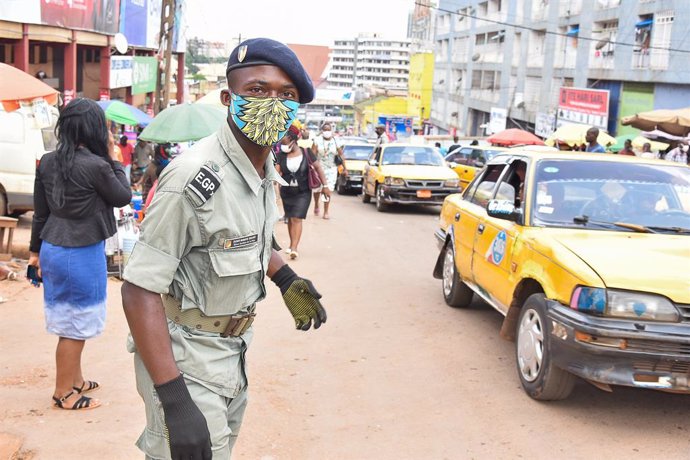 Un Policía de servicio en la capital de Camerún.