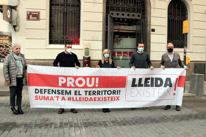 Representants de la plataforma Lleida Existeix del PSC mostren la pancarta reivindicativa davant de la seu del PSC de Lleida, el 6 de novembre del 2020. (Horitzontal)