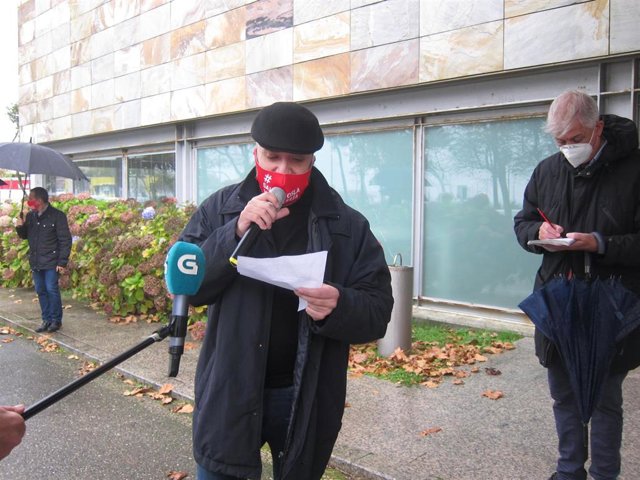 El portavoz de la Asociación de Bares de Ocio Nocturno de la zona, Carlos Veleiro, lee un manifiesto en el que denuncia la situación del sector de la hostelería