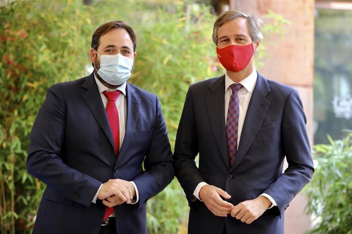 El presidente del PP-CLM, Paco Núñez, de la rueda de prensa  junto al vicesecretario nacional de Política Territorial del Partido Popular, Antonio González Terol.