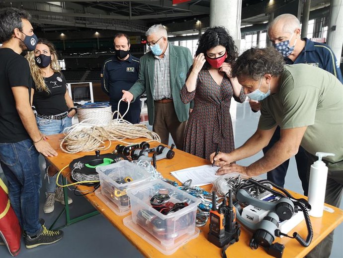 La consellera de Administraciones Públicas y Modernización, Isabel Castro, y el director general de Emergencias e Interior, Jaume Barceló, entregan material a la Federación Balear de Espeleología.