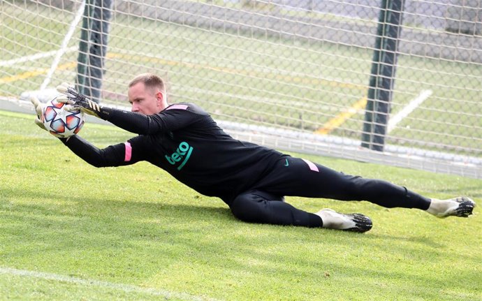 El portero del FC Barcelona Marc-André Ter Stegen, en un entrenamiento de la temporada 2020/21