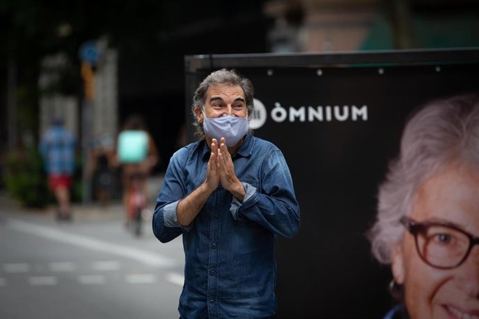 El presidente de mnium Cultural, Jordi Cuixart, a su llegada a la sede de la entidad horas después de alcanzar -como otros tres presos condenados por la sentencia del procés- su clasificación de preso en tercer grado, en régimen de semilibertad, en Bar
