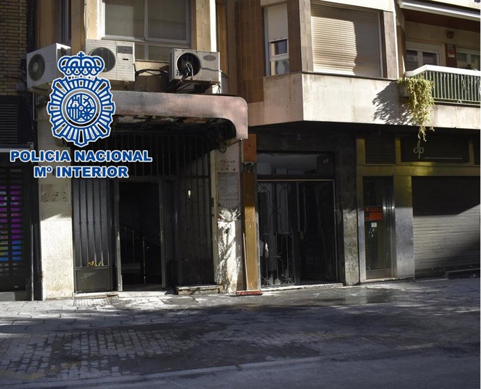 Estado en el que quedó la facha tras la quema de uno de los contenedores