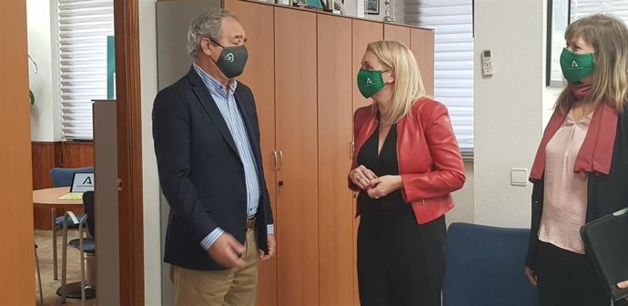 La directora del IAM, Laura Fernádez (centro), el presidente de la FAB, Antonio de Torres, y la asesora de programa del IAM en Córdoba, Lourdes Arroyo, en el encuentro mantenido