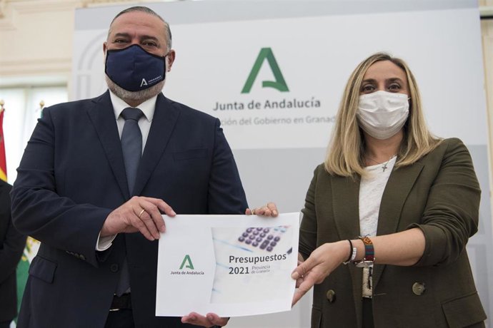 El delegado del Gobierno andaluz en Granada, Pablo García, y la consejera de Fomento, Marifrán Carazo, presentan los presupuestos de la Junta para 2021 en Granada