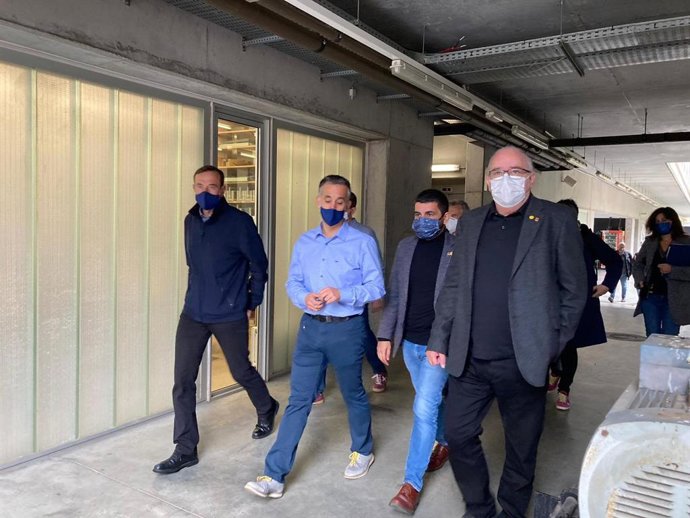 El conseller de Educación, Josep Bargalló, y el de Trabajo, Asuntos Sociales y Familias, Chakir el Homrani, en una visita a un instituto de Olot (Girona)