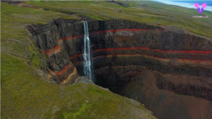 Maravillas de la naturaleza: Espectaculares imágenes de una cascada rodeada de roca volcánica negra y roja