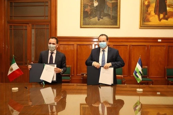 El seccretario de Hacienda de México, Arturo Herrera, y el presidente ejecutivo de CAF, Luis Carranza